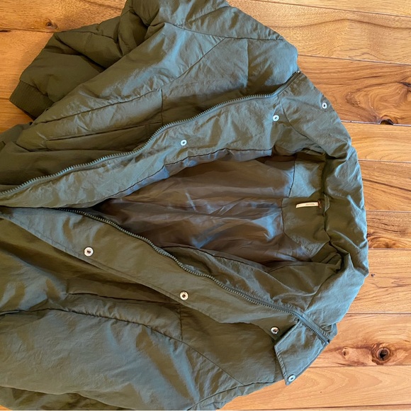 Free People like new lightly used puffer jacket 2 times size L . - Picture 5 of 12